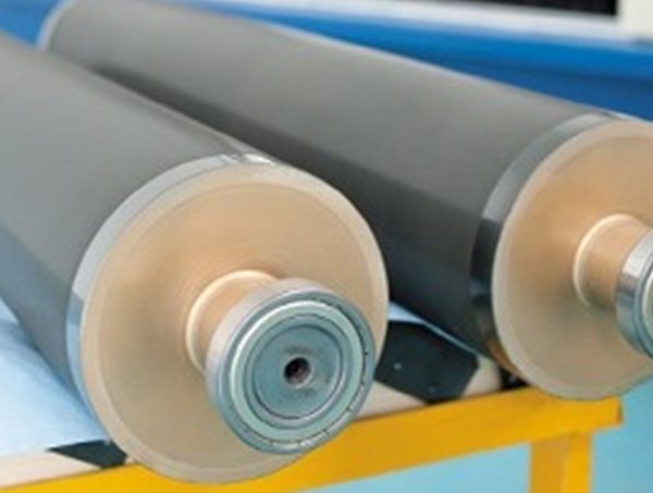 Wat zijn de voordelen van met harde legeringen gecoate rollen in industriële toepassingen?